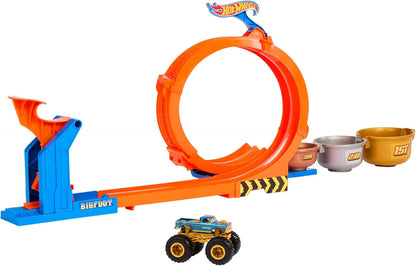 Hot Wheels Monster Trucks Bigfoot 50 rocznica Pętla Skok po trofeum Zestaw do zabawy, pętla, tor samochodowy, 1 metalowy pojazd Bigfoot w skali 1:64 na 50 rocznicę, 2 sposoby zabawy, JBX64