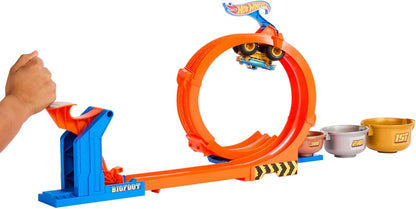 Hot Wheels Monster Trucks Bigfoot 50 rocznica Pętla Skok po trofeum Zestaw do zabawy, pętla, tor samochodowy, 1 metalowy pojazd Bigfoot w skali 1:64 na 50 rocznicę, 2 sposoby zabawy, JBX64