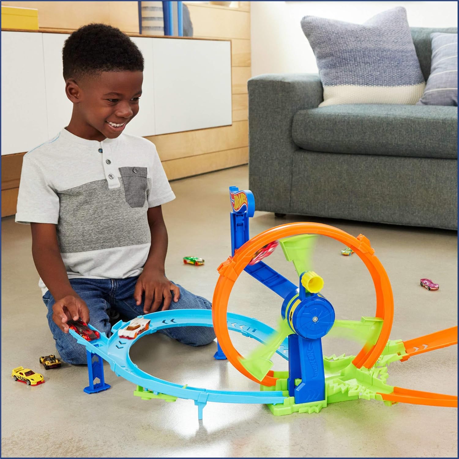 Hot Wheels Launch and Loop Conjunto de Juego de Pistas y Coche de Juguete, Coche de Metal a Escala 1:64, Zona de choques en Pista con Forma de 8 con looping con Impulsor, JBX65