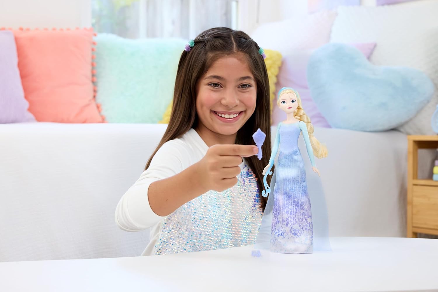 Mattel Disney Frozen Spin & Reveal Elsa Conjunto de muñeca de moda, con 11 sorpresas, incluidos 5 accesorios, 5 pegatinas y una escena de juego, inspirado en la película de Disney, JBG59