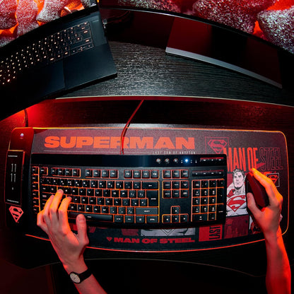 Numskull DC Comics Superman 2025 XL RGB Gaming-Mauspad mit 15W kabellosem Ladegerät | Anpassbare LED, rutschfest, wasserabweisend