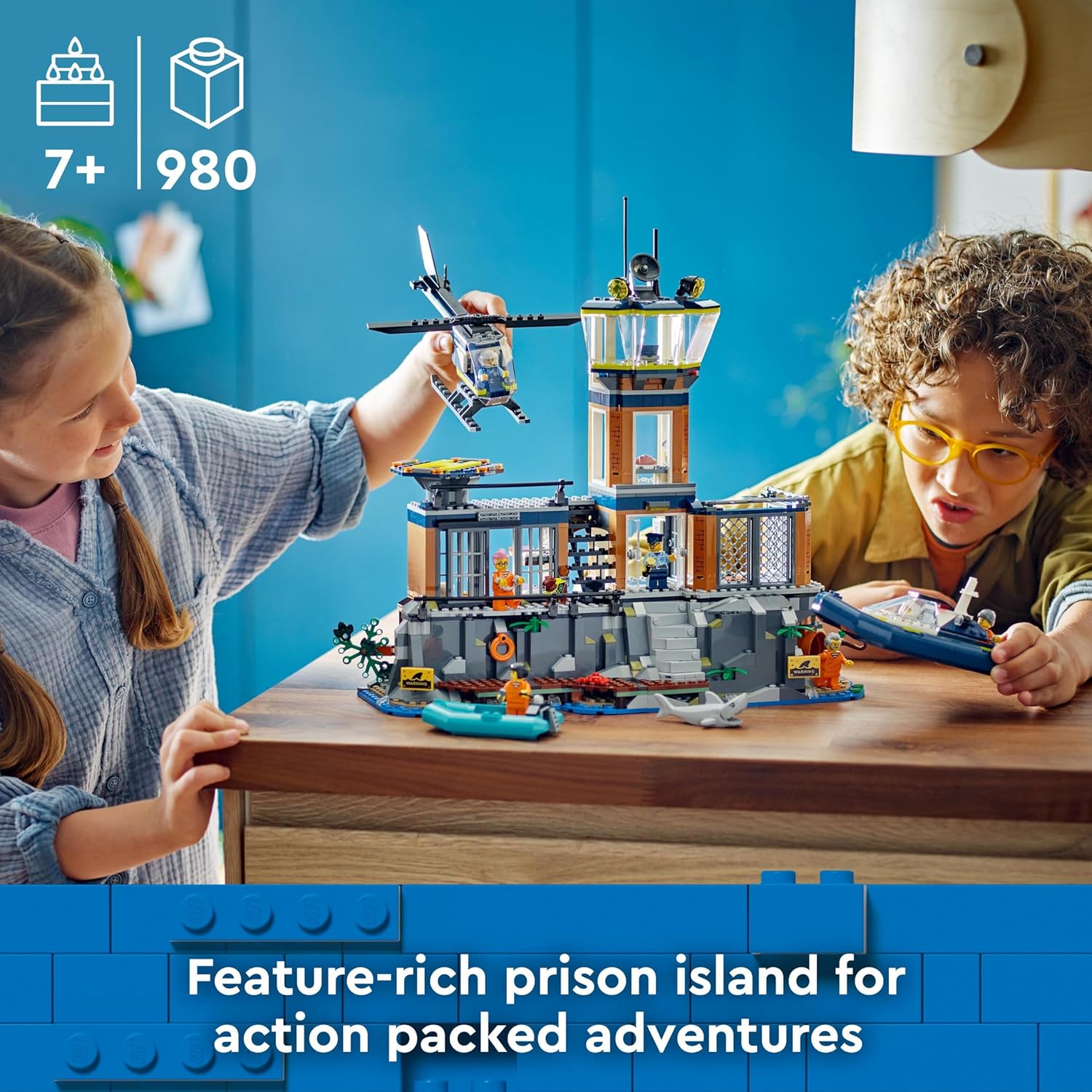 LEGO City Isla Prisión de la Policía, Regalo de Cumpleaños para Niños y Niñas de 7 Años o Más, Helicóptero, Barco, Lancha y Cárcel de Juguete, 7 Minifiguras y Figuras de Animales Perro y Tiburón 60419