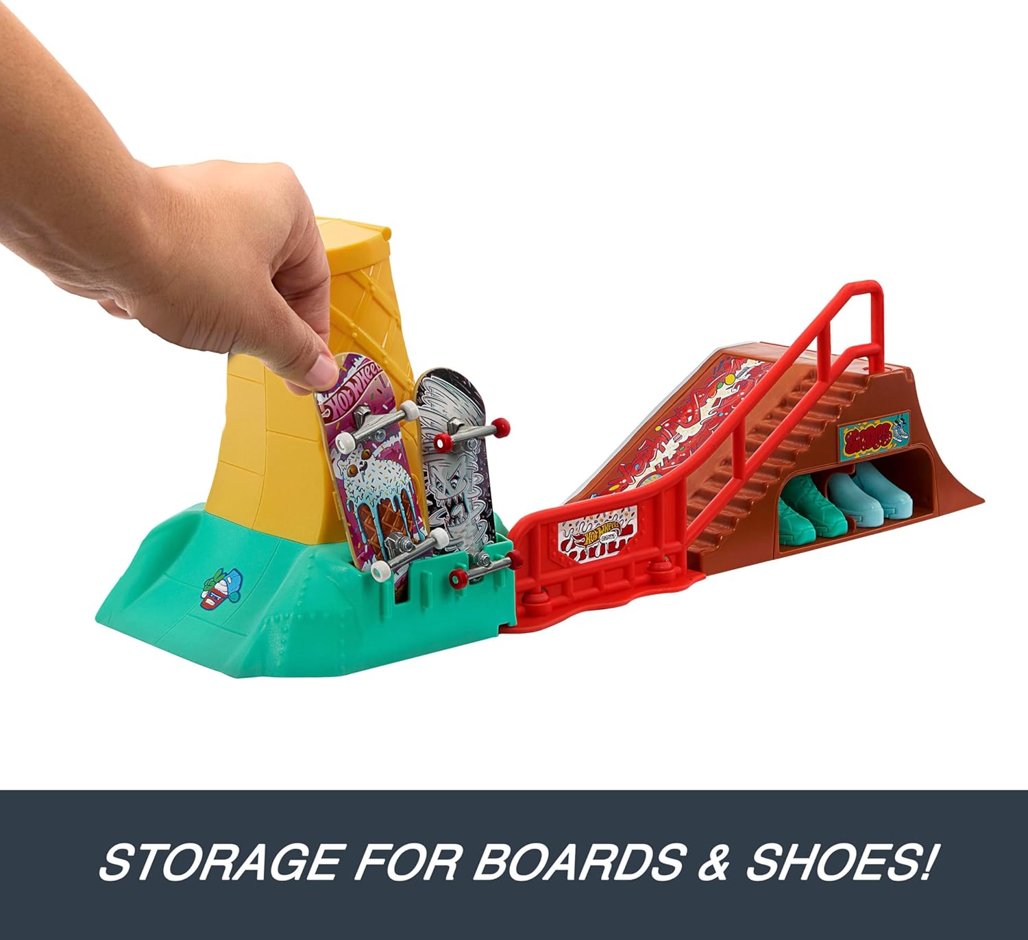 Hot Wheels Skate Fingerboard speelset met 1 exclusief vingerskateboard en paar afneembare skateschoenen, dessertthema met ingebouwde opslag
