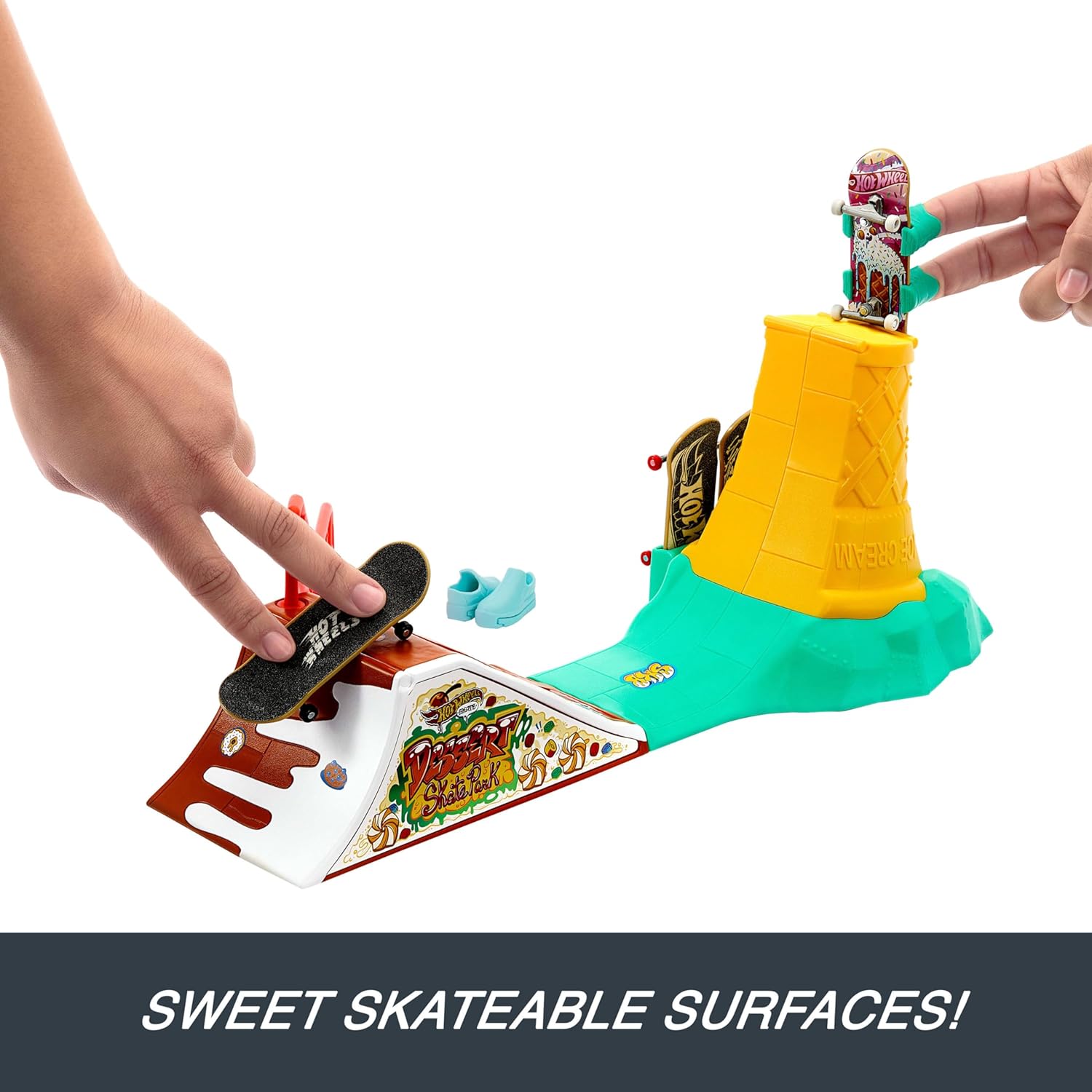 Hot Wheels Skate Fingerboard speelset met 1 exclusief vingerskateboard en paar afneembare skateschoenen, dessertthema met ingebouwde opslag