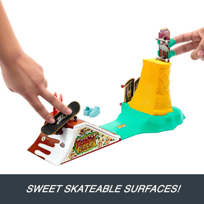Hot Wheels Skate Fingerboard speelset met 1 exclusief vingerskateboard en paar afneembare skateschoenen, dessertthema met ingebouwde opslag