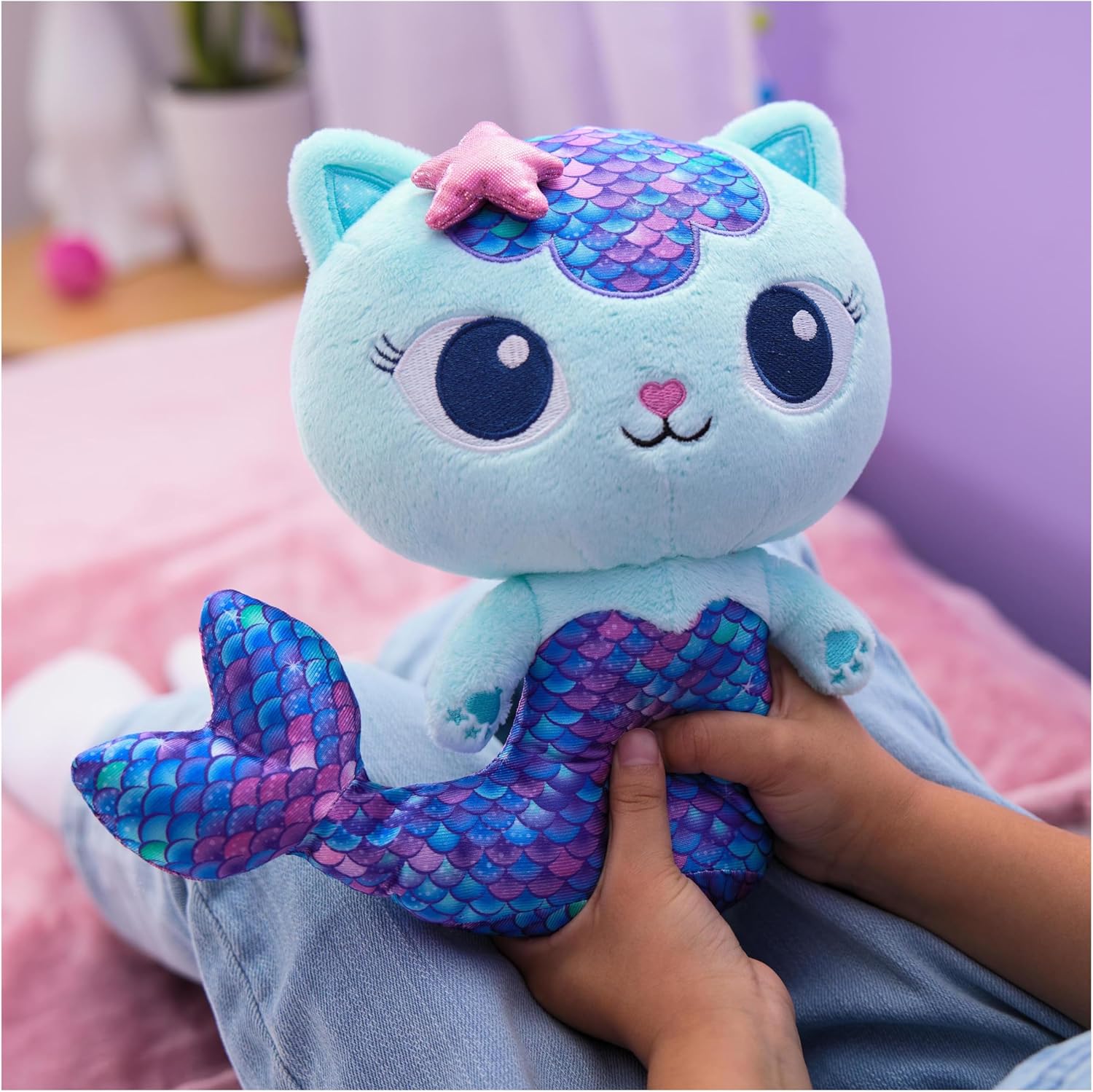 Gabby’s Dollhouse, Fin-Tastic MerCat, Premium Plush Toy, 25cm-Tall Stuffed Animal with Moving Mermaid Tail, Kids’ Toys for Girls & Boys Aged 3+