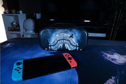 Konix Wednesday Schutz- und Transporthülle für Nintendo Switch, Switch Lite und Switch OLED - 8 Spiele - Nevermore Academy-Motiv - Schwarz