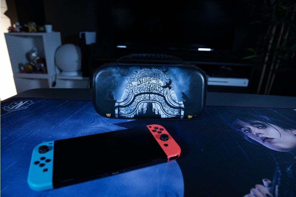 Konix Wednesday Schutz- und Transporthülle für Nintendo Switch, Switch Lite und Switch OLED - 8 Spiele - Nevermore Academy-Motiv - Schwarz