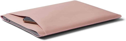 Veganistische lederen laptophoes. Nieuw ultradun ontwerp. Past op 13 inch MacBook Air, MacBook Pro, MacBook Pro Touch Bar en laptops tot 12,1 x 8,5, Rosa | Philbert Danish Design
