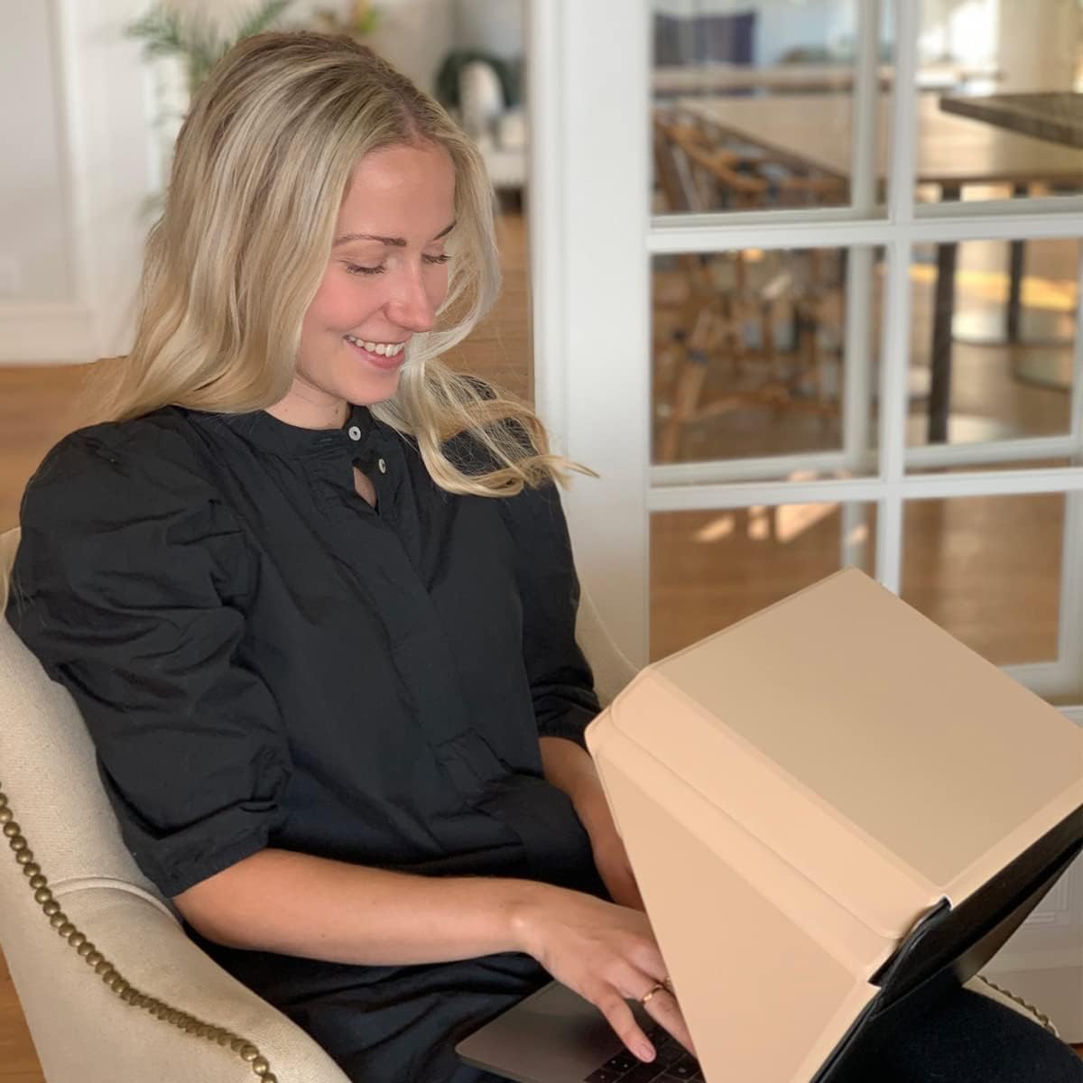Philbert Design Zonnescherm en Privacy Lux Hood | Universeel voor 12"-13"-14" Laptops | Beige | Milieuvriendelijke Materialen | Glans Vermindering | Hittebestendig | Opvouwbaar/Draagbaar | Octrooi nr. D790551