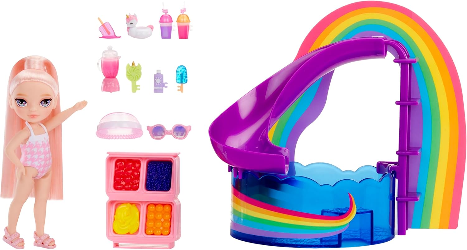 RAINBOW HIGH Littles Pool Day with Blush Playset - Incluye una Pequeña Muñeca Rosa de 14 cm, Piscina con Tobogán Arco Iris, Accesorios, Soporte para Batidos, para Niños Mayores de 4 Años