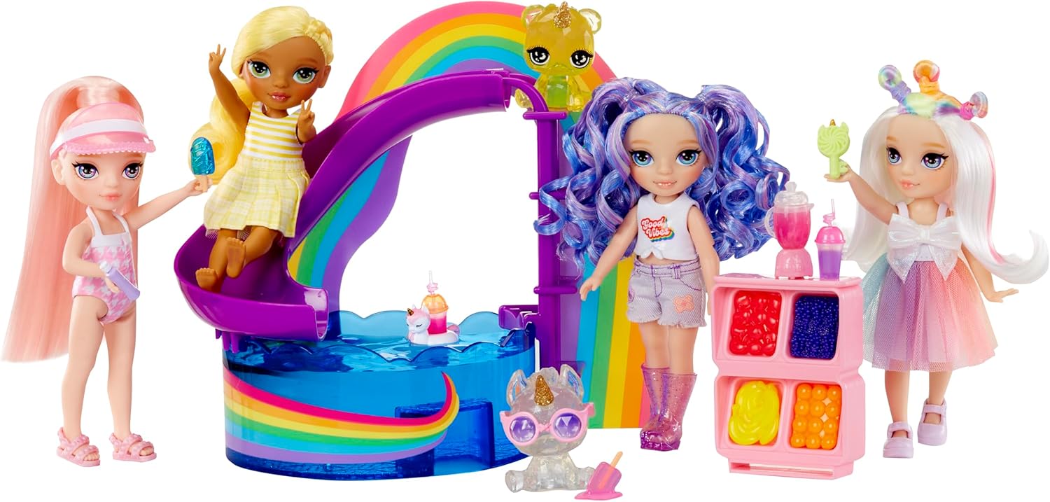RAINBOW HIGH Littles Pool Day with Blush Playset - Incluye una Pequeña Muñeca Rosa de 14 cm, Piscina con Tobogán Arco Iris, Accesorios, Soporte para Batidos, para Niños Mayores de 4 Años