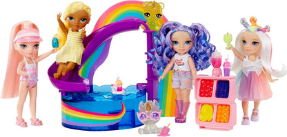 RAINBOW HIGH Littles Pool Day with Blush Playset - Incluye una Pequeña Muñeca Rosa de 14 cm, Piscina con Tobogán Arco Iris, Accesorios, Soporte para Batidos, para Niños Mayores de 4 Años