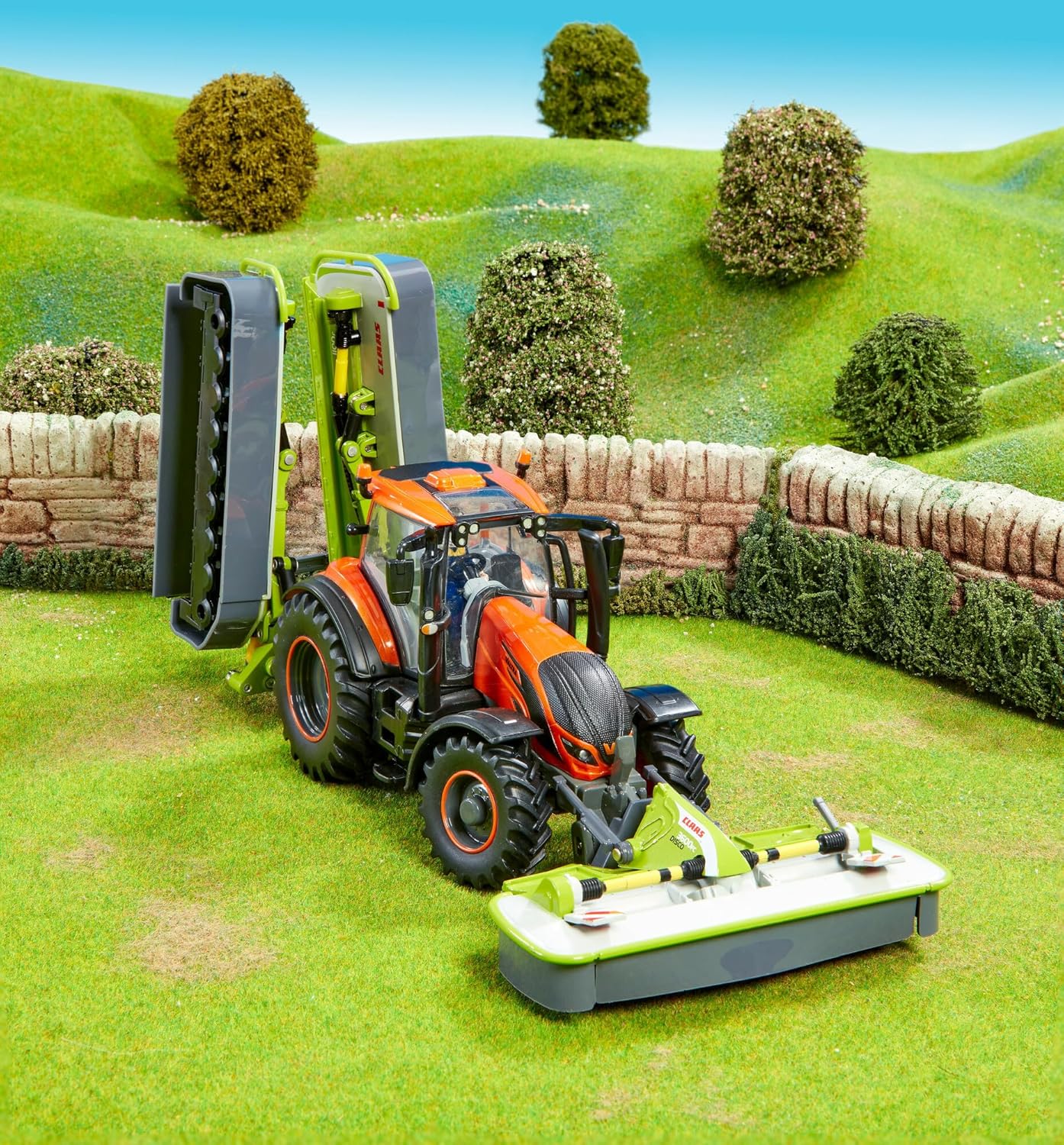 Britains CLAAS 3600FC DISCO Mower, Collectable Tractor Accessory, Tractor Toys Compatible with 1:32 Scale Animals and Toys, Suitable For Collectors And Kids - 3 Years And Up