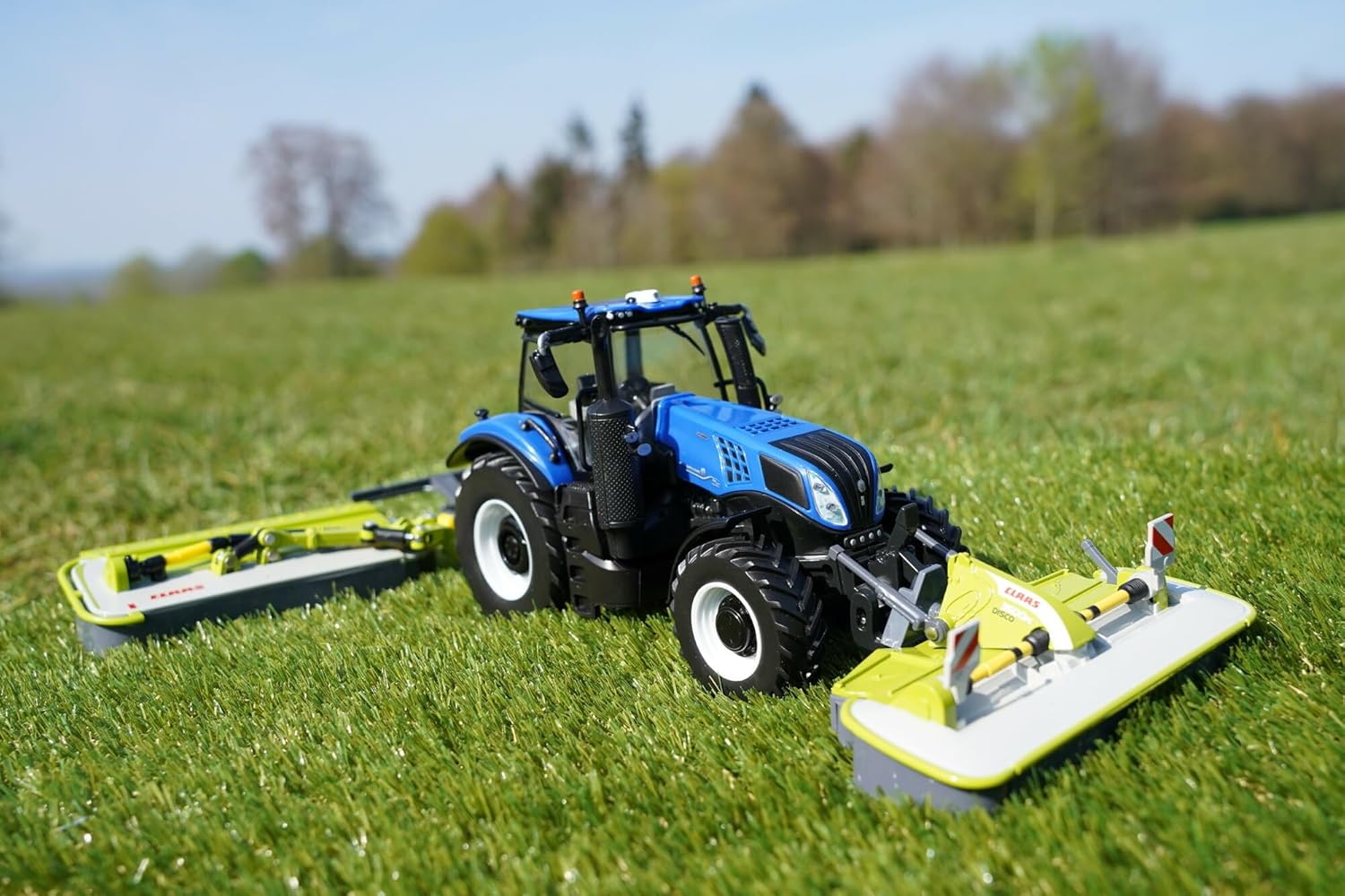Britains CLAAS 3600FC DISCO Mower, Collectable Tractor Accessory, Tractor Toys Compatible with 1:32 Scale Animals and Toys, Suitable For Collectors And Kids - 3 Years And Up