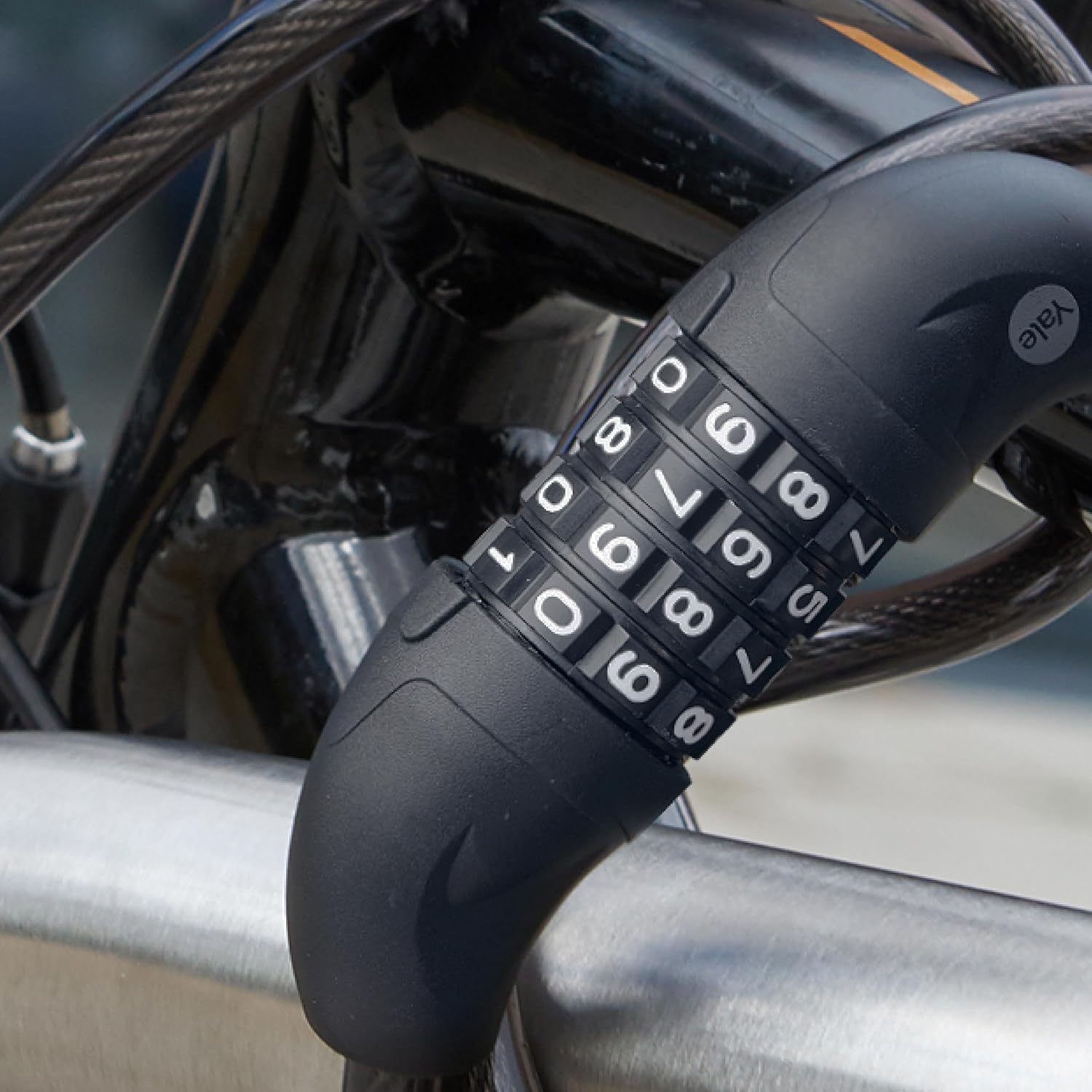 Yale Cavo di sicurezza con combinazione Serie Essential YCC0/10/180/2 lunghezza cavo 1800mm, Acciaio Intrecciato, Codice a 4 cifre, Testato con spray salino per 96 ore, Supporto per bici