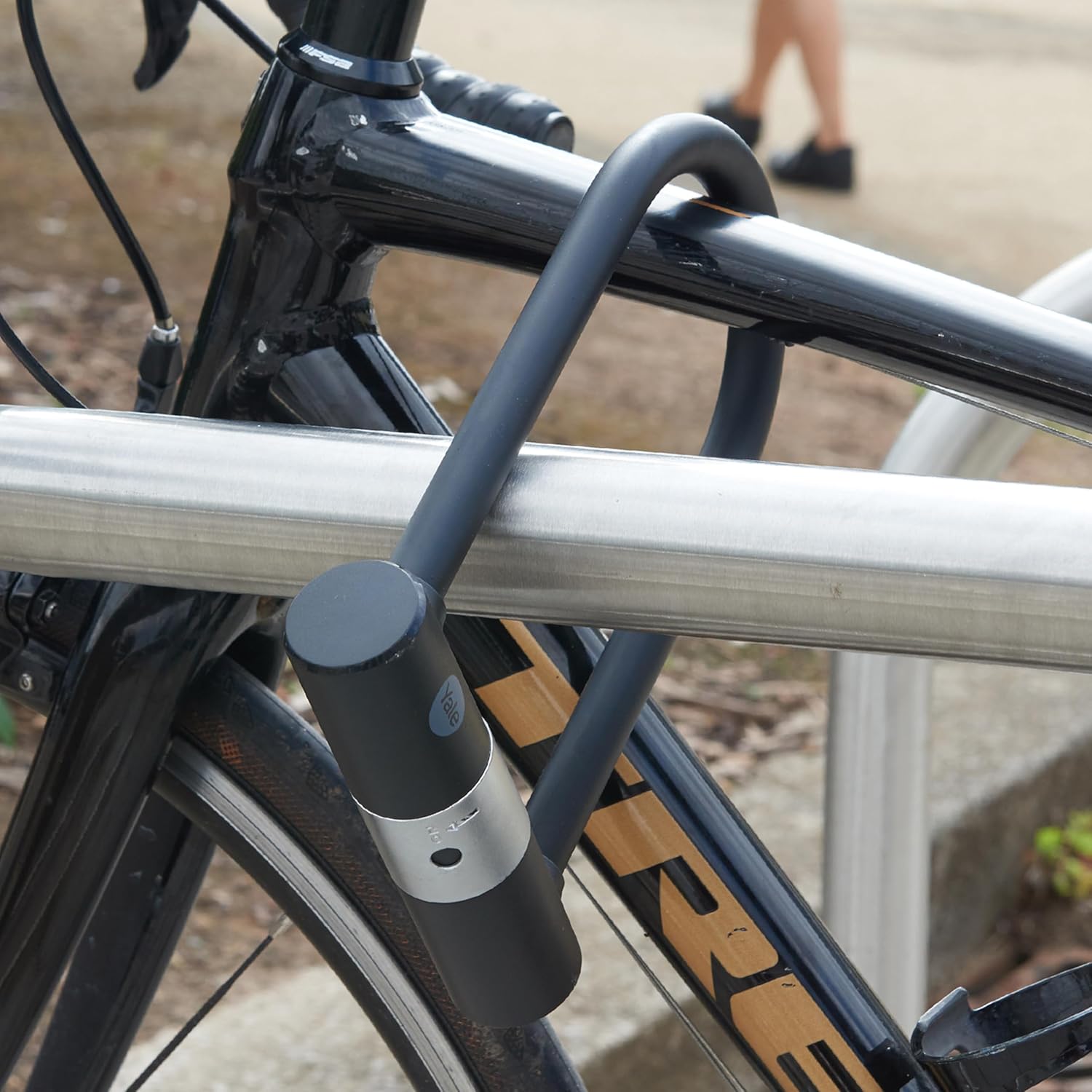 Yale Lucchetto di sicurezza a U con chiave Serie Essential YUL0/18/192/2 lunghezza 250mm, Acciaio Indurito, Incluse 2 Chiavi, Testato con spray salino per 96 Ore, Supporto per Bici