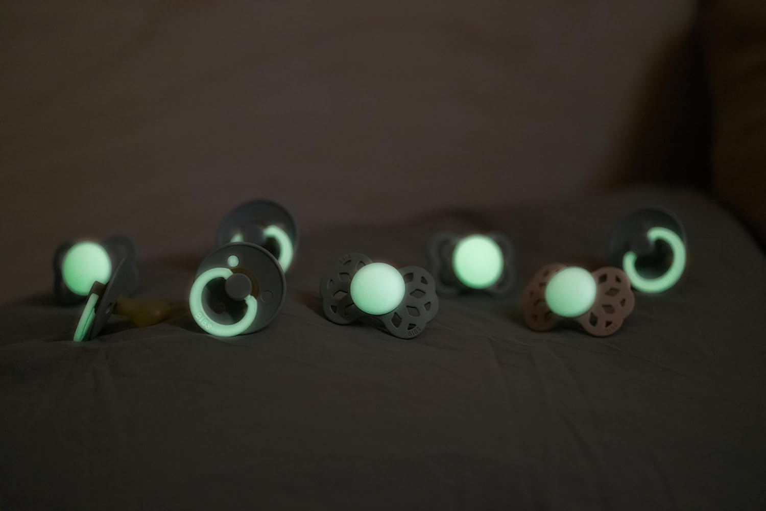 BIBS Colour Night Speen verpakking van 2 stuks. BPA-vrij, Ronde speen. Natuurlijk rubberlatex, Maat 1 (0-6 maanden), Blush NIGHT/Vanilla NIGHT Maat 1 (0-6 maanden) Blush NIGHT / Vanilla NIGHT