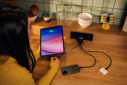 Verbatim GaN Charger 65W - Caricatore USB-C a 2 porte con cavo USB-C estraibile, adattatore USB-C e USB-A, caricatore rapido per Apple iPad, iPhone, Samsung & Co, adattatore da viaggio per EU, UK, USA