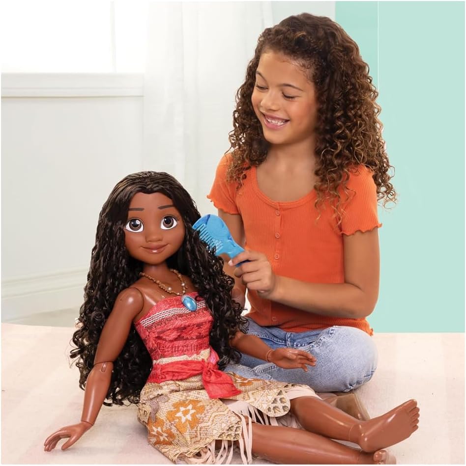 Disney Princesses - Grande Poupée Princesse Moana 81 Cm - Licence Officielle Disney - Poupée Articulée - Cheveux Bouclées Soyeux - Robe Et Accessoires Coiffures Inclus - Jouet Enfant 3 Ans+