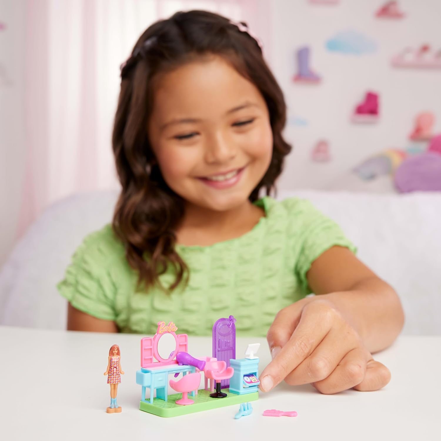 Barbie Mini BarbieLand Collectible Hair Salon Playset with 1.5-Inch Doll, Style Station with Mirror, Shampoo Area and Reception Desk for Storytelling Play, JCR32
