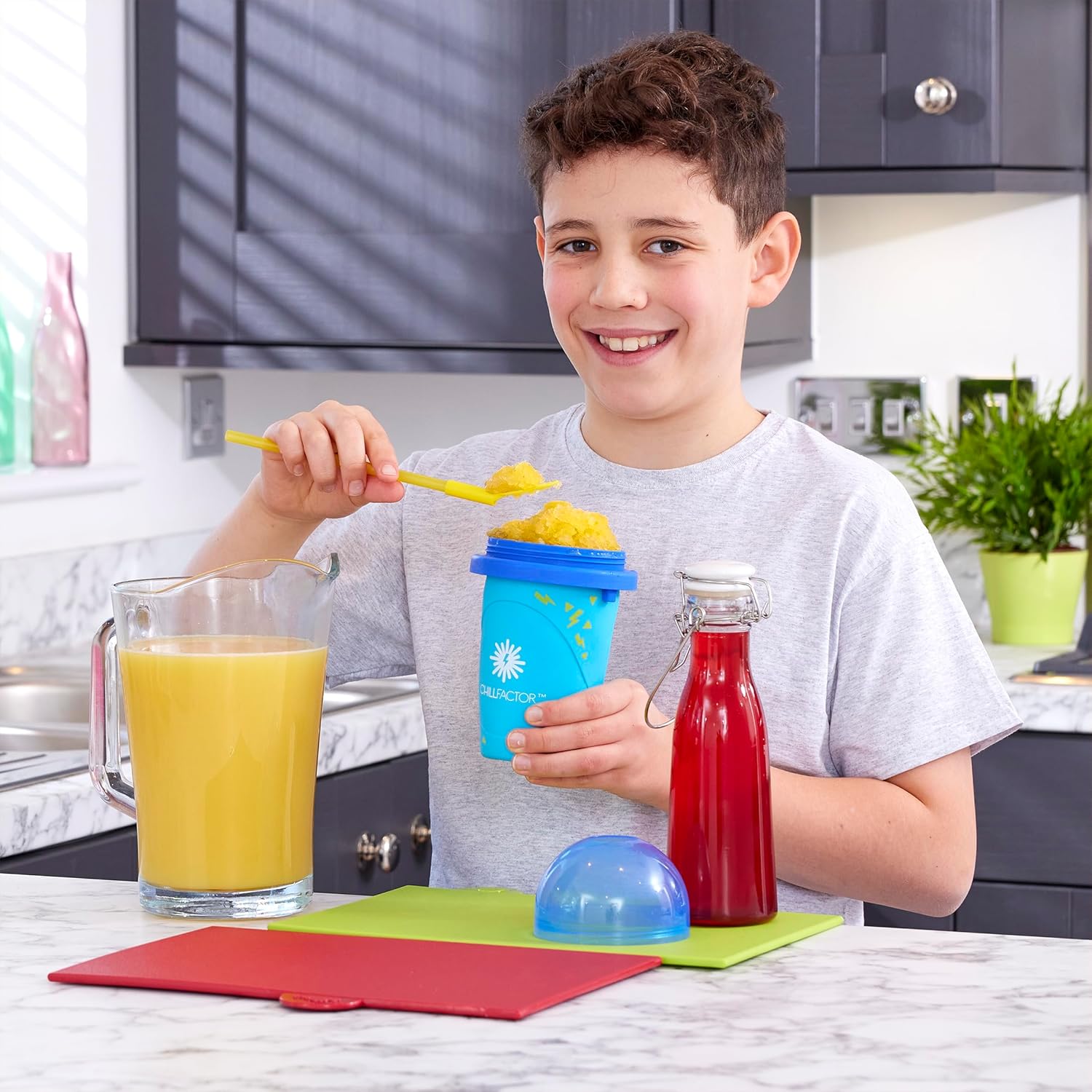 Chill Factor Colour Shock slushy maker Totally Cool Blue- Reusable slushy maker cup, homemade slushies. Squeeze cup slushy maker Kitchen toys
