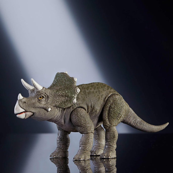 Jurassic World Hammond Collection Dinosaur Action Figure Toy, Juvenile Triceratops Premium Movie Design with Glass Eyes & 14 Points Articulation, JDJ07