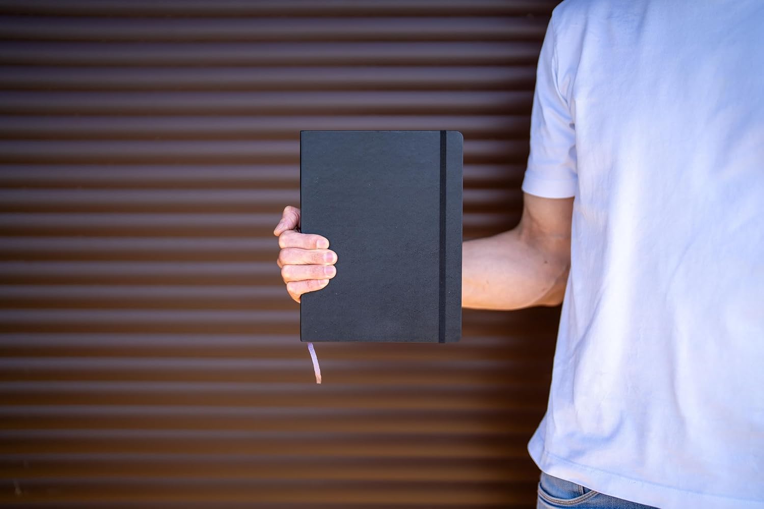 Moleskine Weekly Planner 2025-2026, 18-Month Weekly Planner With Note Space, Hard Cover and Elastic Closure, XL 19 x 25 cm, Colour Black