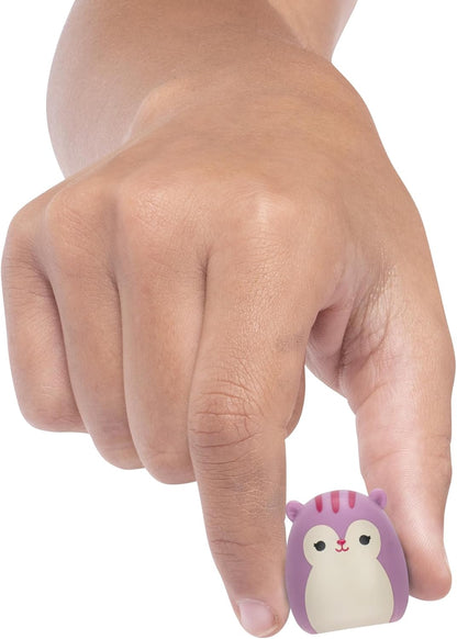 Squish-a-longs 8 Stück (Stil 3 - W2) – (8) 2,5 cm Mini-Squish mit (2) Zubehör, (1) Ring und einem Sammlerhandbuch – Sammeln, Handeln und Spielen