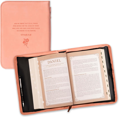 Christian Art Gifts Funda de la Biblia de moda para mujer He Works All Things for Good Romans 8:28, piel sintética floral melocotón