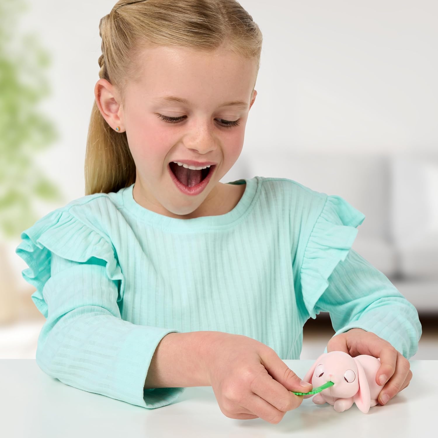Little Live Pets Mama Surprise Minis Bunny Toy, zorg voor je Mama Bunny in hun hok om 2, 3 of 4 mini-baby's te onthullen