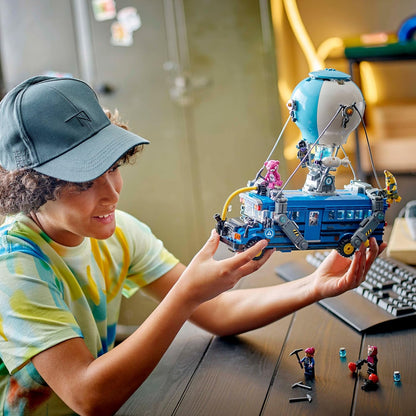LEGO Fortnite Bus della Battaglia Giocattolo - Veicolo da Gioco e da Esposizione dal Videogioco con 9 Minifigure e Accessori - Regalo per Gamer, Bambini, Bambine e Fan Adolescenti da 10 Anni - 77073