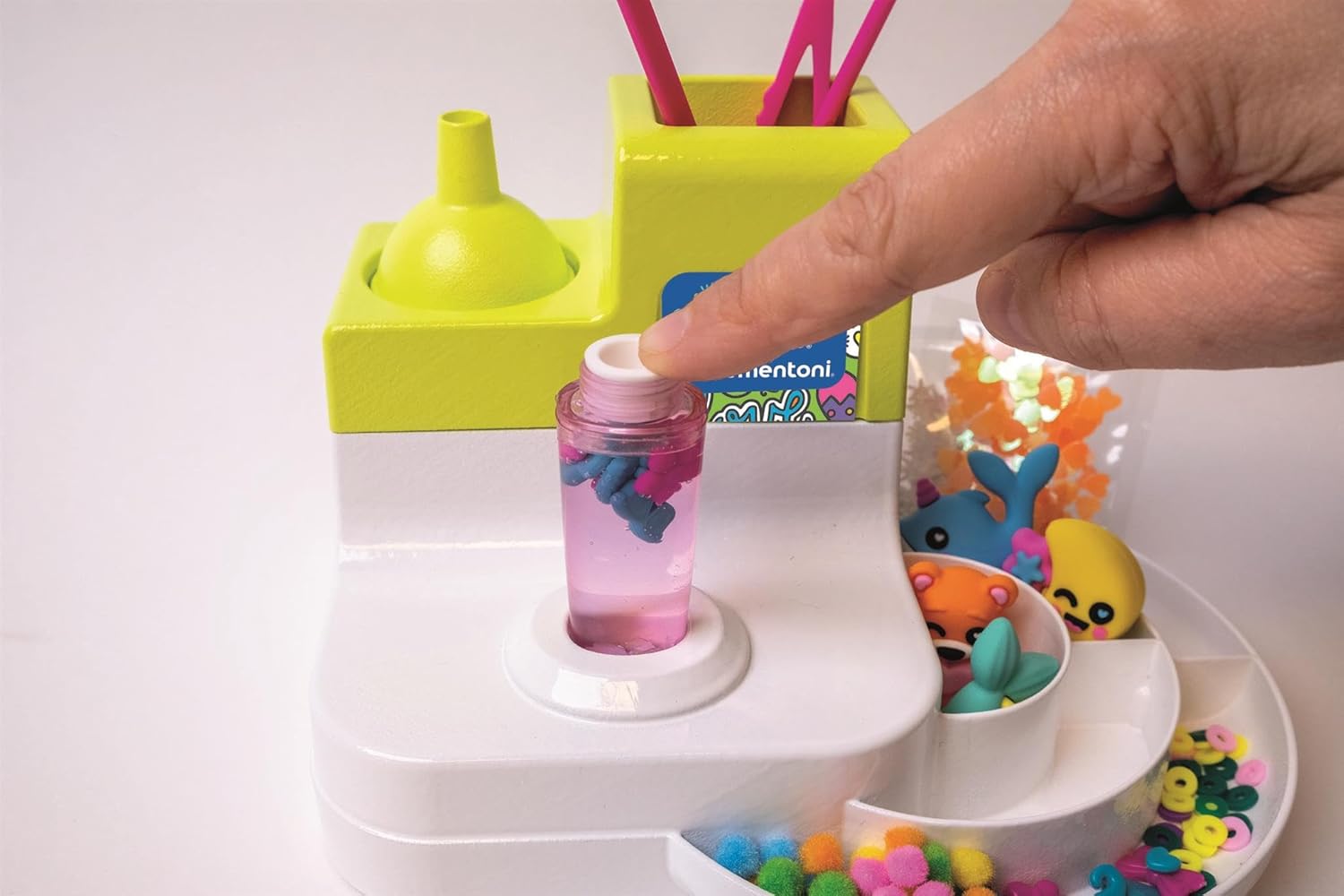 Clementoni Idea 18860 Markeerstiften voor in de werkplaats met meer dan 50 accessoires, creatief speelgoed, knutselset, gepersonaliseerde pen, cadeauset voor kinderen vanaf 6 jaar
