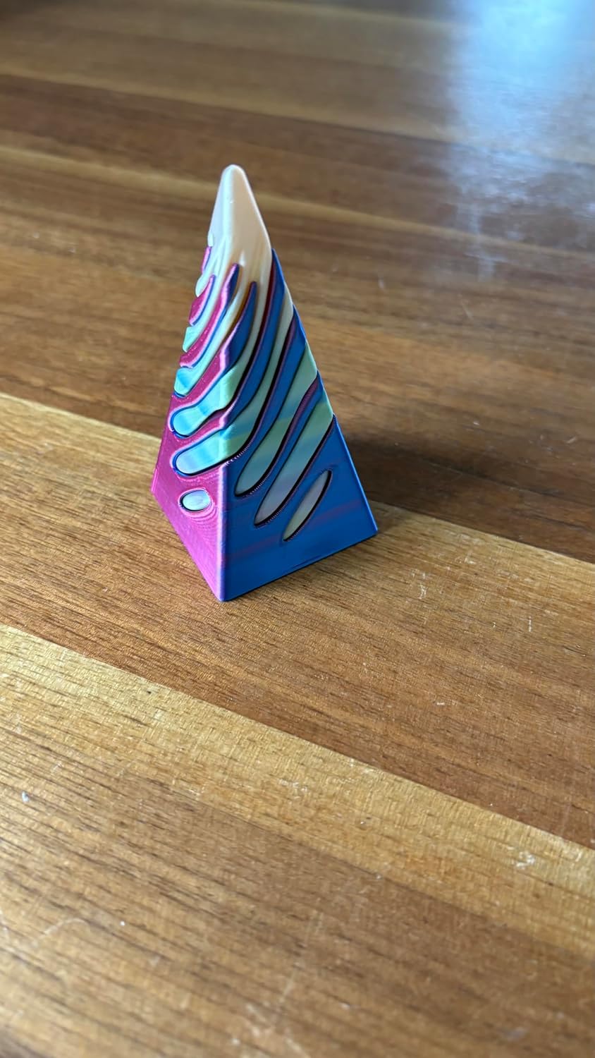 Fidget di stampa 3D. La piramide impossibile.