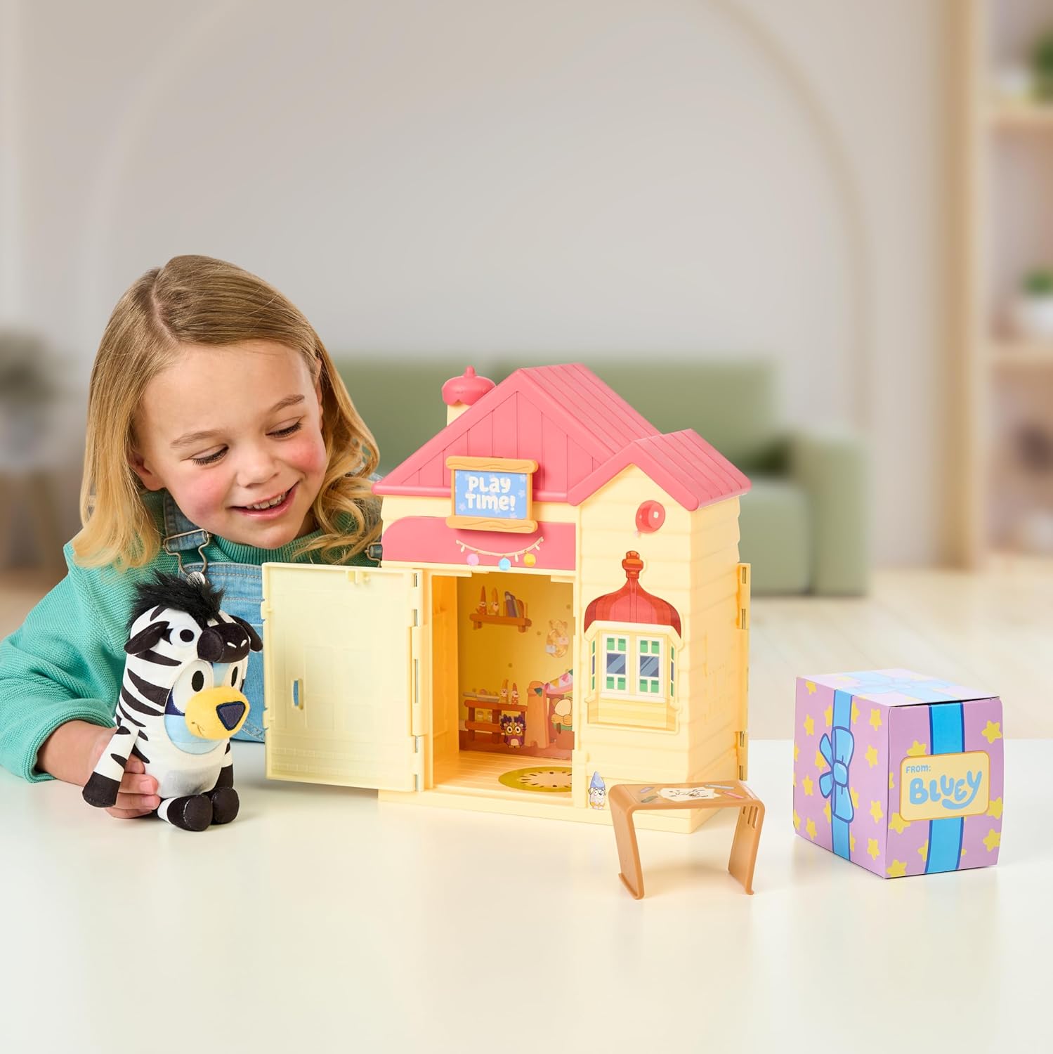 Bluey Play Date Plüsch Überraschung, Haus mit Aufklebern dekorieren, das Spielzeitschild anbringen, dann die Tür öffnen, damit ein Überraschungsplüsch erscheint, Plüschstil kann variieren