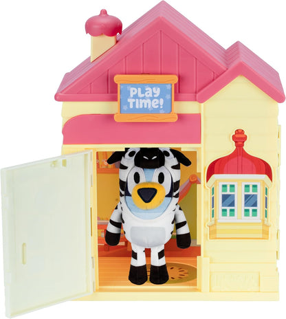 Bluey Play Date Plüsch Überraschung, Haus mit Aufklebern dekorieren, das Spielzeitschild anbringen, dann die Tür öffnen, damit ein Überraschungsplüsch erscheint, Plüschstil kann variieren