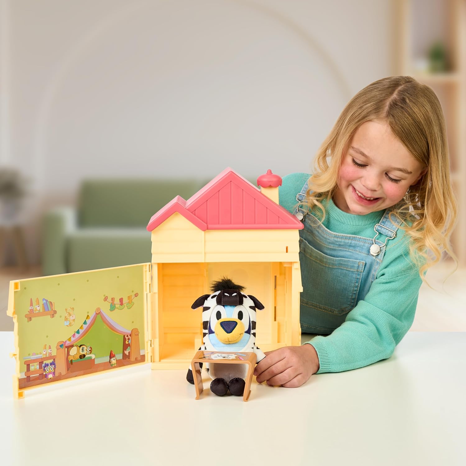 Bluey Play Date Plüsch Überraschung, Haus mit Aufklebern dekorieren, das Spielzeitschild anbringen, dann die Tür öffnen, damit ein Überraschungsplüsch erscheint, Plüschstil kann variieren