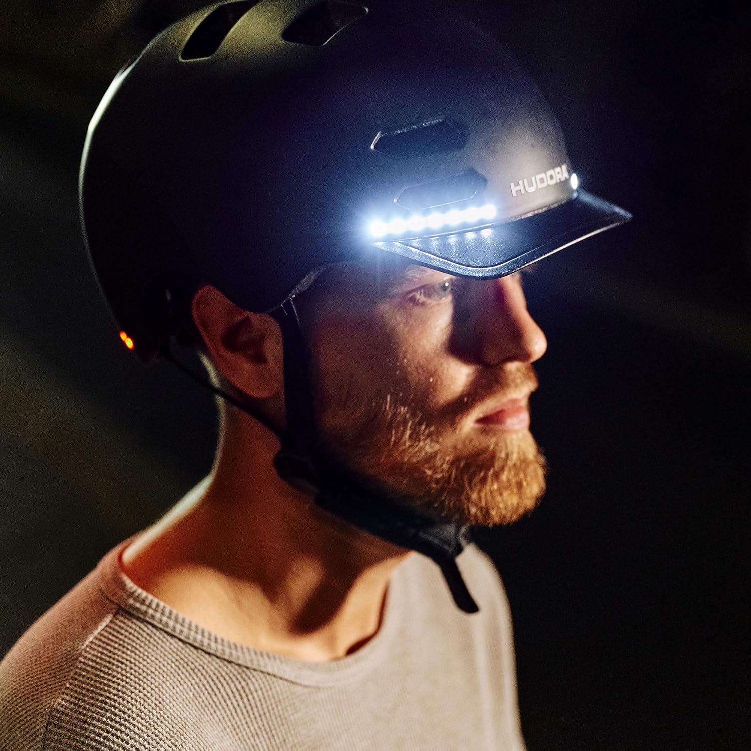 HUDORA Jeugd & volwassenen skaterhelm, mt. M | LED-licht helm | fietshelm met autoknipperlicht & precies passende maataanpassing, zwart, M (55-58 cm