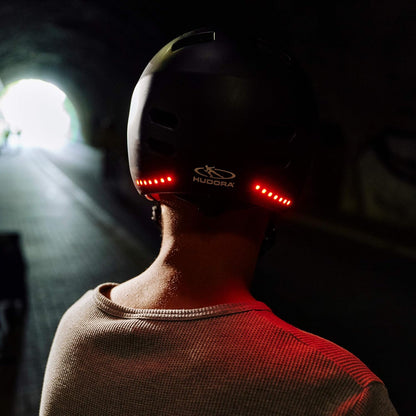 Hudora, casco da skater, per ragazzi e adulti, taglia S, con luce a LED, casco da bicicletta con luce lampeggiante per auto e regolazione su misura, nero, S (53-55 cm