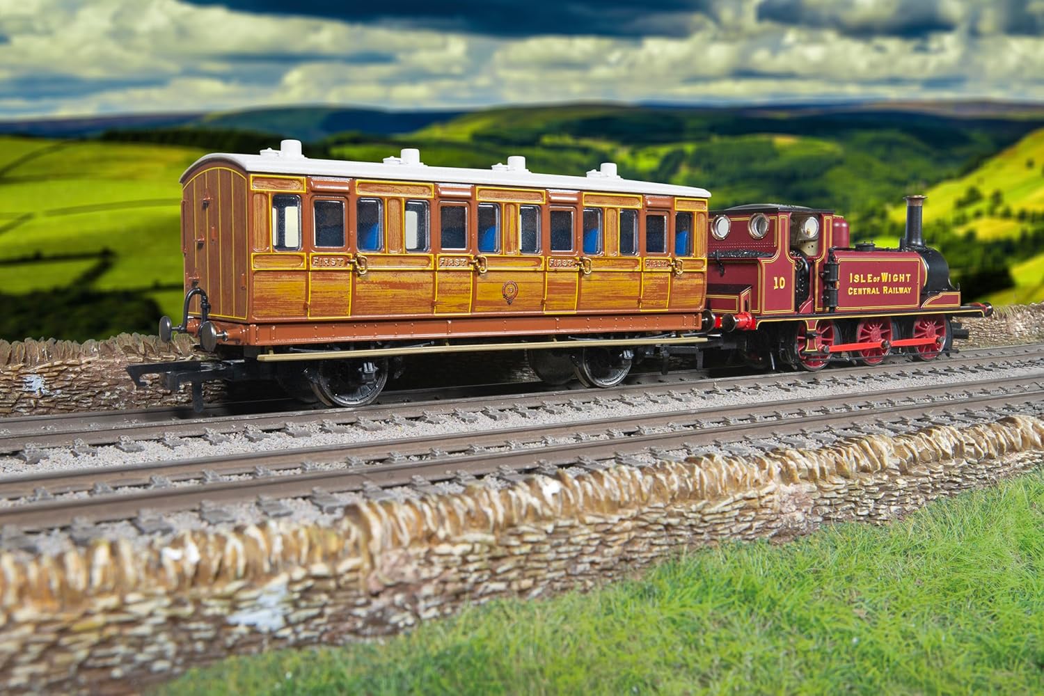 Hornby R40414 IoW CR 4 Wheel Coach 4 Door 1st Class - Era 2 Coaches & Coach Packs