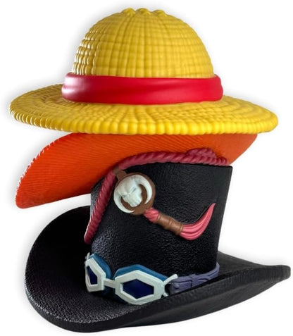 Plastoy - Salvadanaio One Piece : Pile di cappelli (Luffy, Ace, Sabo