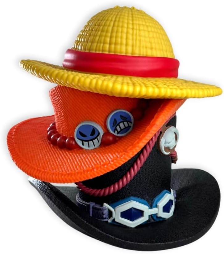 Plastoy - Salvadanaio One Piece : Pile di cappelli (Luffy, Ace, Sabo