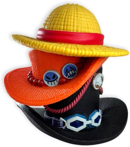 Plastoy - Salvadanaio One Piece : Pile di cappelli (Luffy, Ace, Sabo