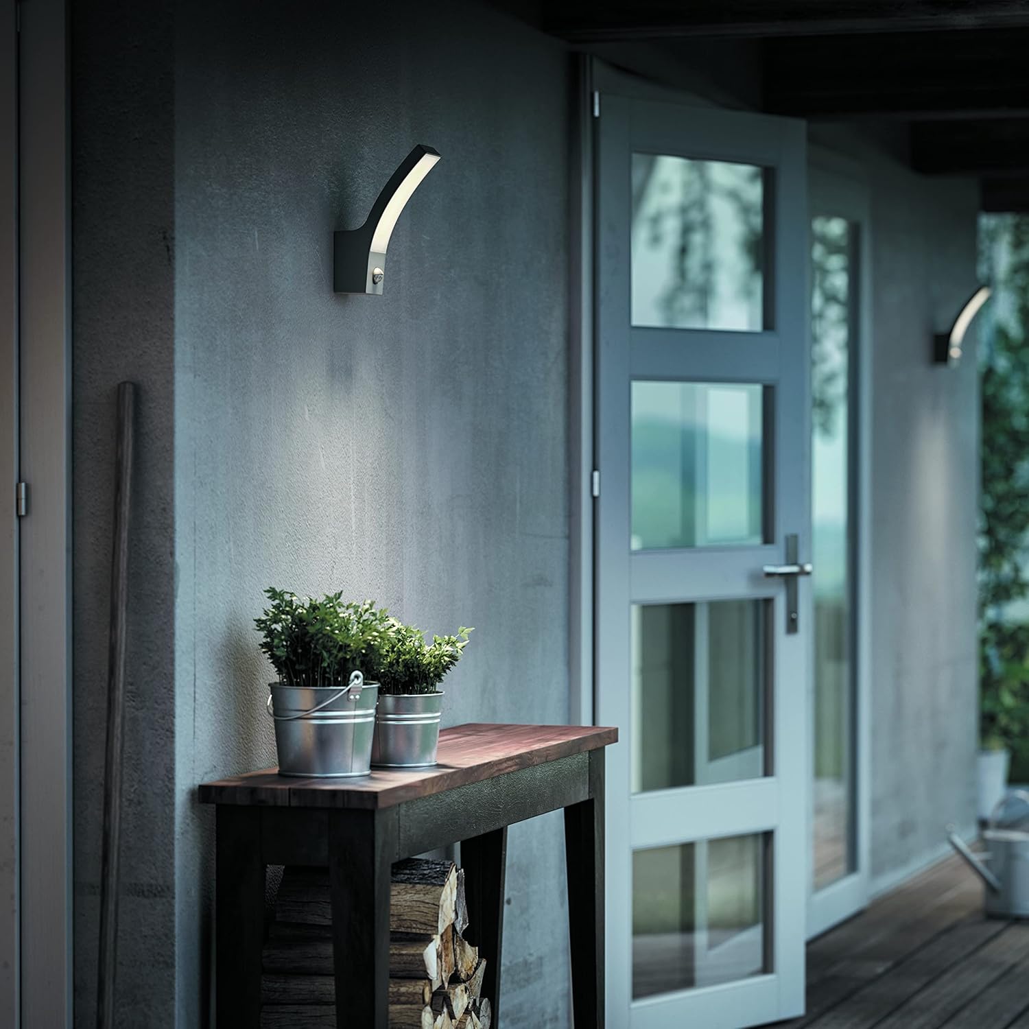 The Philips Splay wall light in anthracite adds a modern look to your wall. It illuminates and lightens up your entrance with diffus