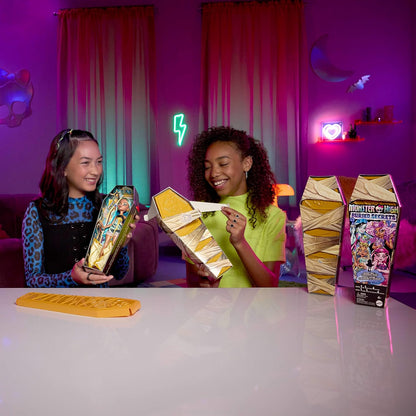 Monster High Geheimen Onder de Grond Poppen en Accessoires, Thema Spookachtig Slaapfeestje met Verrassingspop en 5 Verrassingen om uit te pakken (Personages kunnen variëren), HYV64