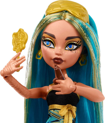 Monster High Geheimen Onder de Grond Poppen en Accessoires, Thema Spookachtig Slaapfeestje met Verrassingspop en 5 Verrassingen om uit te pakken (Personages kunnen variëren), HYV64