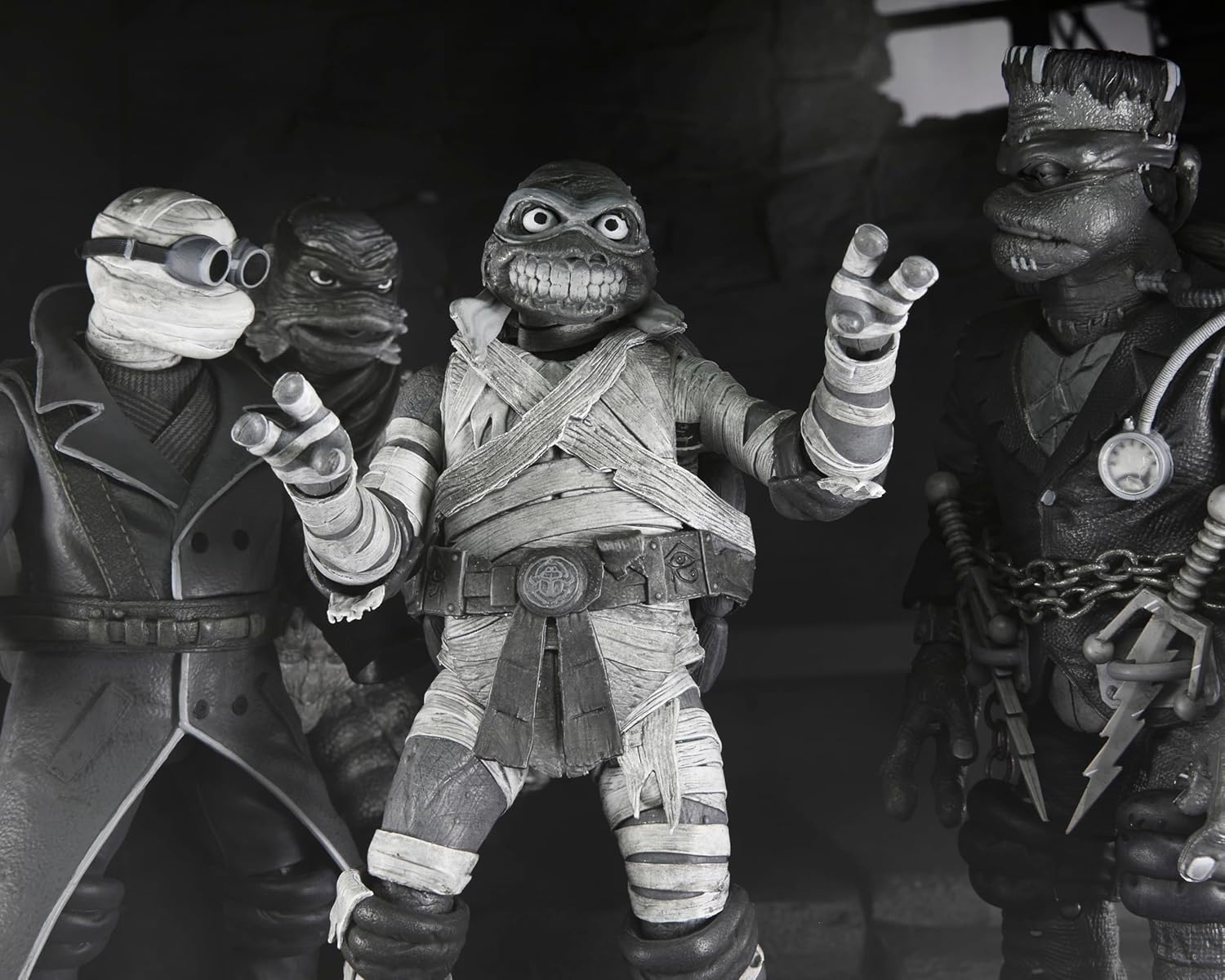 NECA - Monstruos universales/Tortugas Ninja Mutantes Adolescentes - Figura de acción a escala de 7 pulgadas - Paquete de 4 tortugas en blanco y negro