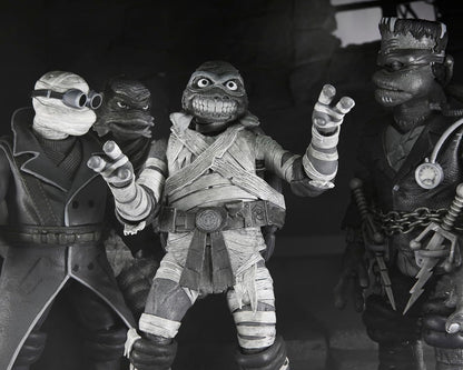 NECA - Monstruos universales/Tortugas Ninja Mutantes Adolescentes - Figura de acción a escala de 7 pulgadas - Paquete de 4 tortugas en blanco y negro