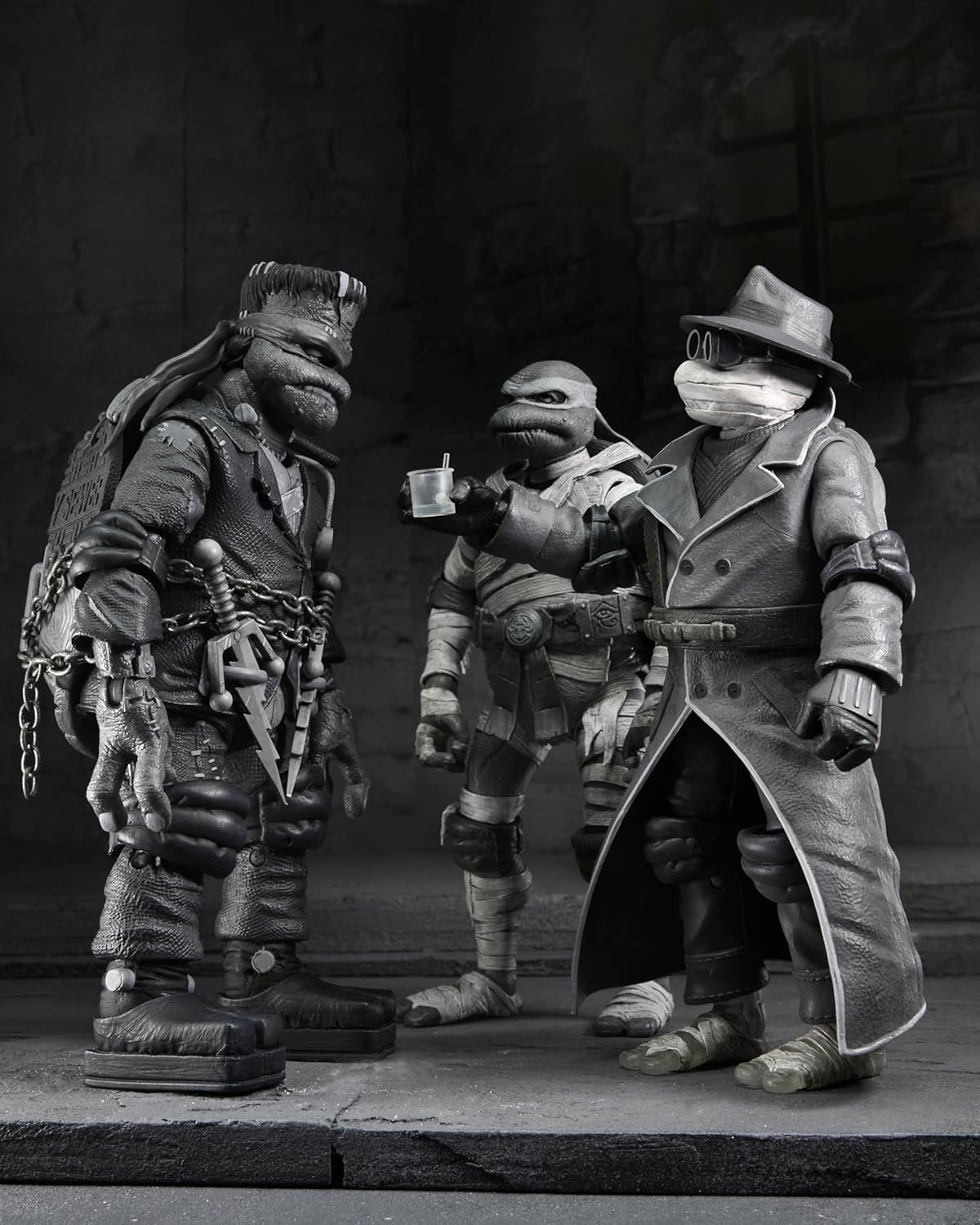 NECA - Monstruos universales/Tortugas Ninja Mutantes Adolescentes - Figura de acción a escala de 7 pulgadas - Paquete de 4 tortugas en blanco y negro