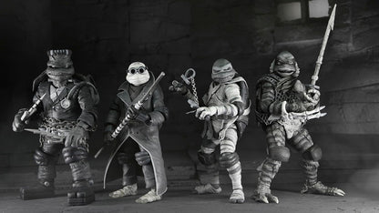 NECA - Monstruos universales/Tortugas Ninja Mutantes Adolescentes - Figura de acción a escala de 7 pulgadas - Paquete de 4 tortugas en blanco y negro